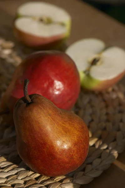 Äpfel und Birnen — Stockfoto