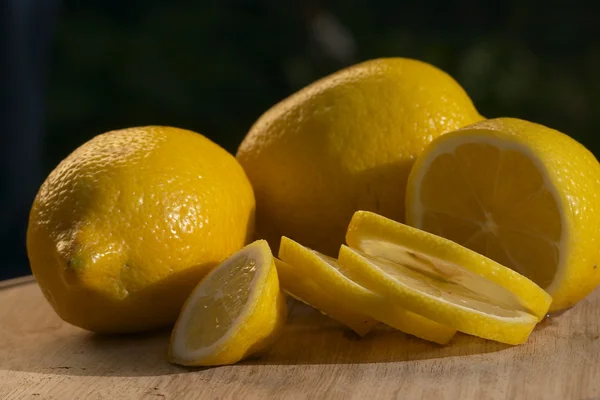 レモンをスライス — ストック写真
