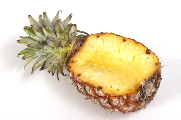 Hälften av ananas — Stockfoto
