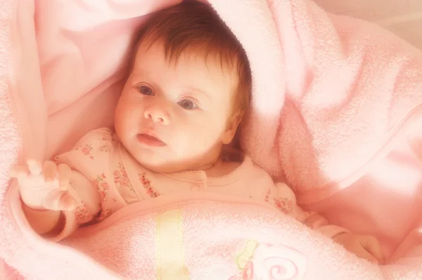 Retrato sentimental de bebê pequeno — Fotografia de Stock