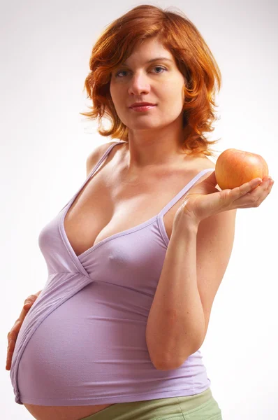 Gravida kvinnor med äpple — Stockfoto