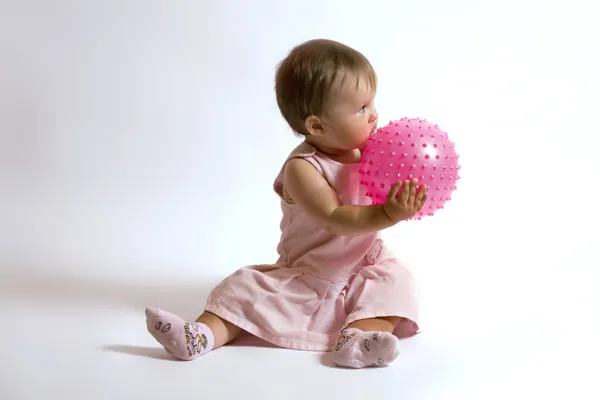 Dziewczyna i piłka — Zdjęcie stockowe
