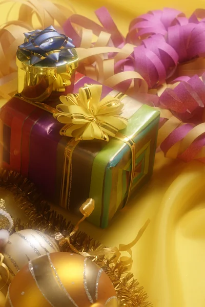 Χριστουγεννιάτικη διακόσμηση με κουτί δώρου — Φωτογραφία Αρχείου