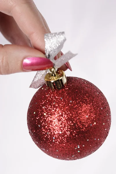 Weihnachtsbaumkugel in der Hand — Stockfoto