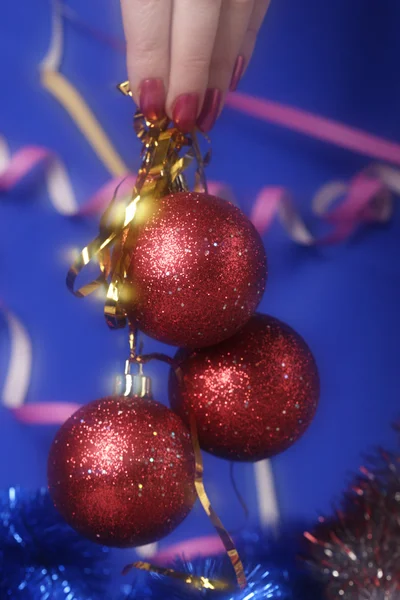 Handen met decoratie van Kerstmis — Stockfoto