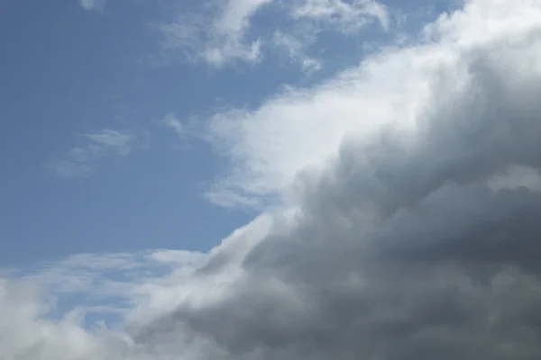 Ciel bleu et nuages de pluie — Photo
