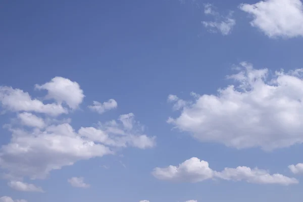 Céu azul anf nuvem de luz — Fotografia de Stock