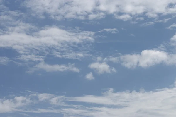 Легкие облака — стоковое фото