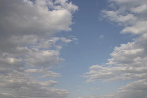 Путь между облаками — стоковое фото