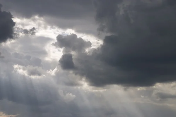 Nubes de trueno y rayo de luz —  Fotos de Stock