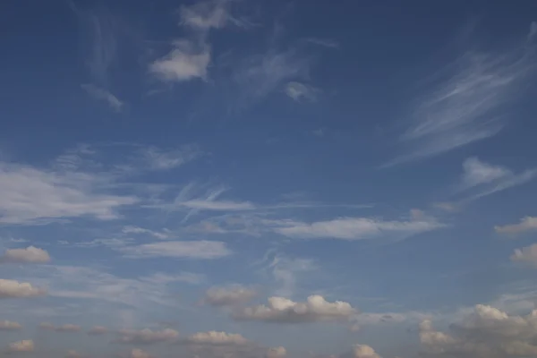 Hohe wolkenverhangene Wolken — Stockfoto