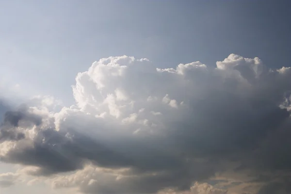 Облака и лучи — стоковое фото