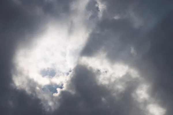 Mancha de Suuny nas nuvens de chuva — Fotografia de Stock