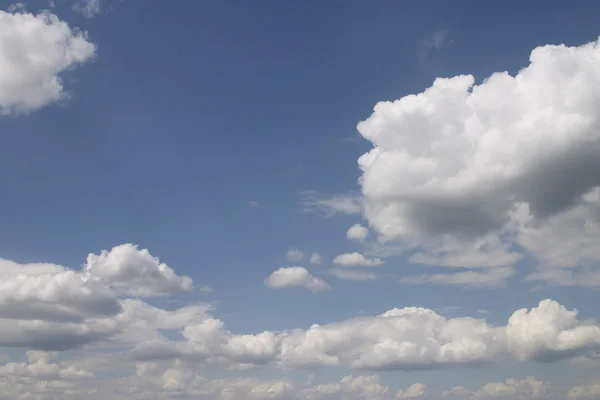 Білі хмари на блакитному небі — стокове фото