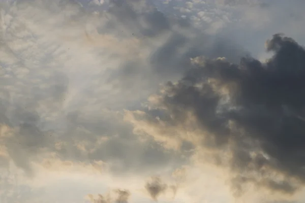 Flauschige Wolken und Regenwolken — Stockfoto