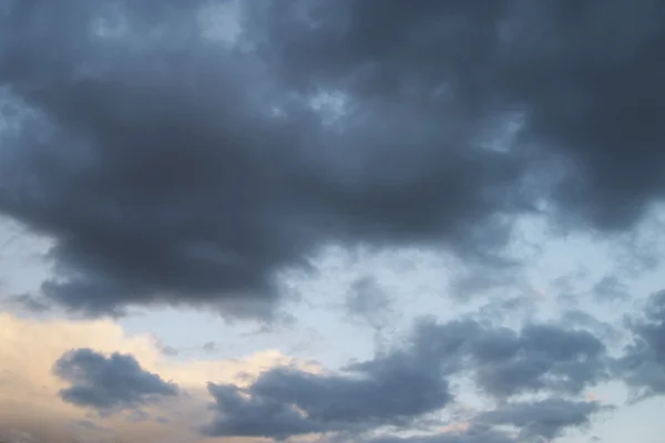Rainclouds と白い雲 — ストック写真