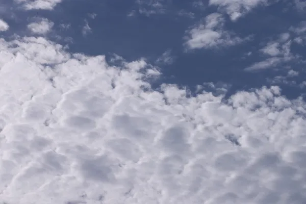 Wolken aan de blauwe hemel — Stockfoto