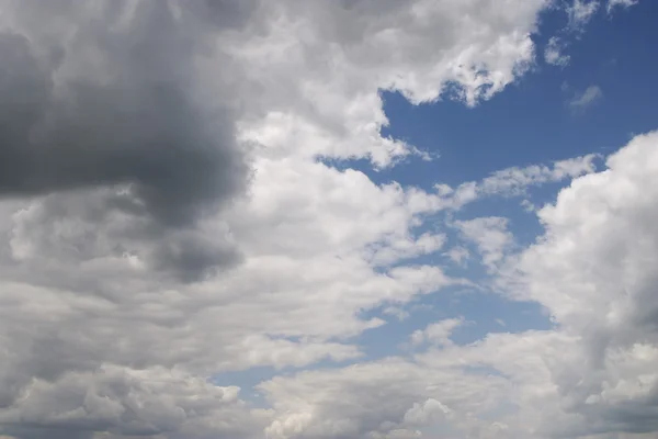 Хмари над небо — стокове фото