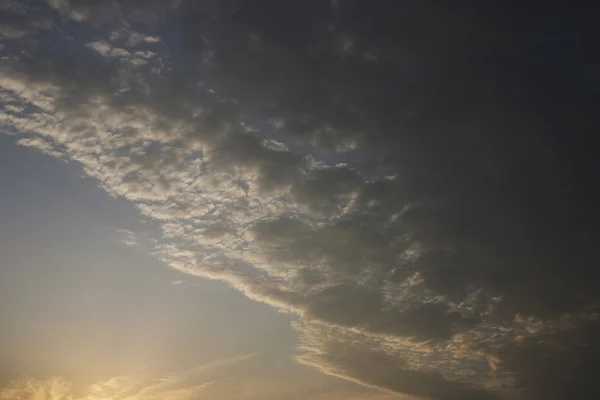 Під час заходу сонця raincloud — стокове фото