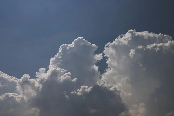 Λευκά σύννεφα — Φωτογραφία Αρχείου
