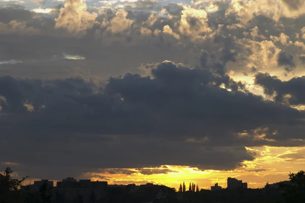 Paisagem nublada do pôr do sol — Fotografia de Stock