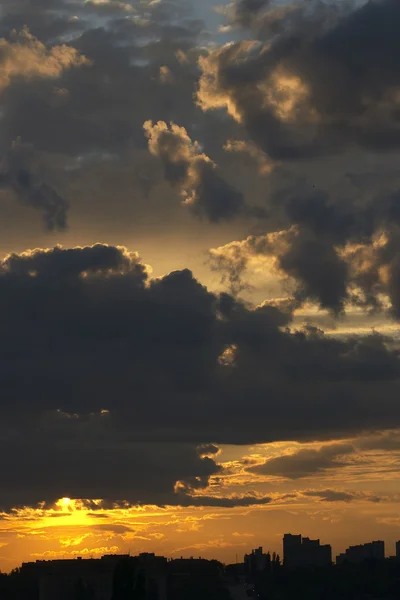 Molnigt solnedgång landskap — Stockfoto