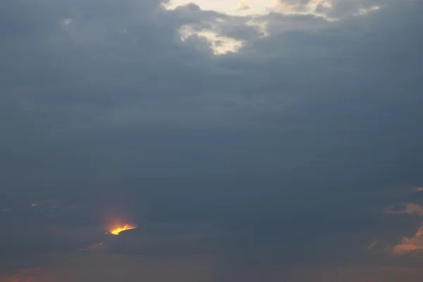 Sötét, nehéz felhő és napos ray — Stock Fotó