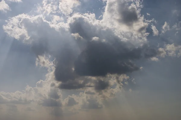 구름과 빛의 광선 — 스톡 사진