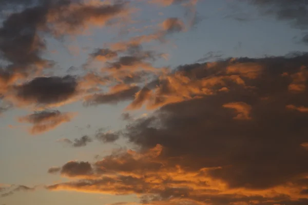 Nuvens vermelhas do pôr do sol — Fotografia de Stock