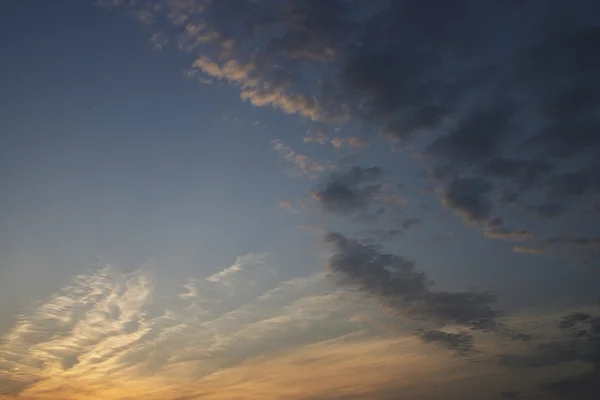峰越ゆる雲見渡せばカンサス ネット — ストック写真