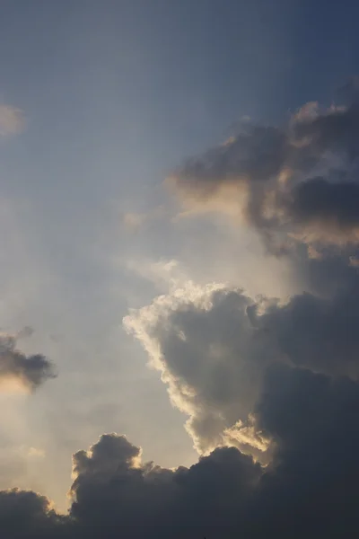 Сірі хмари на блакитному небі — стокове фото