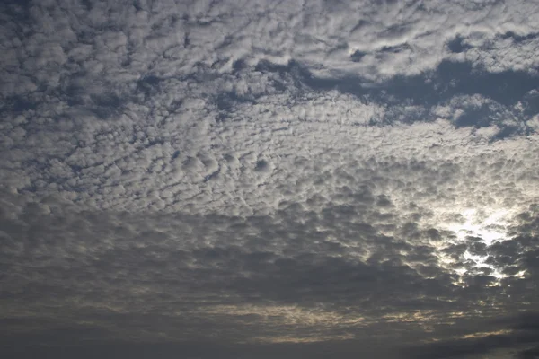 Alto céu nuvens — Fotografia de Stock