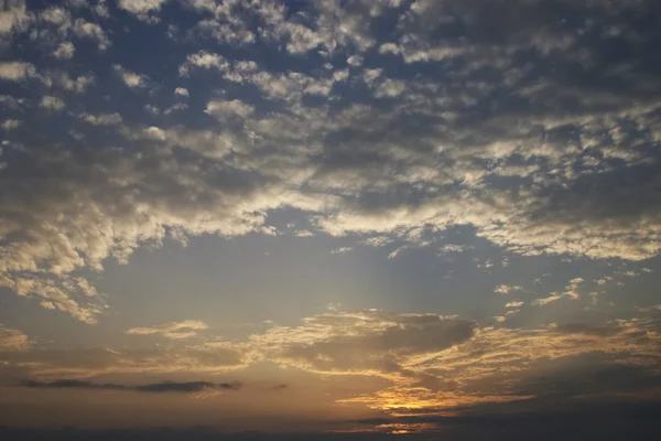Flauschige Wolken Sonnenuntergang — Stockfoto