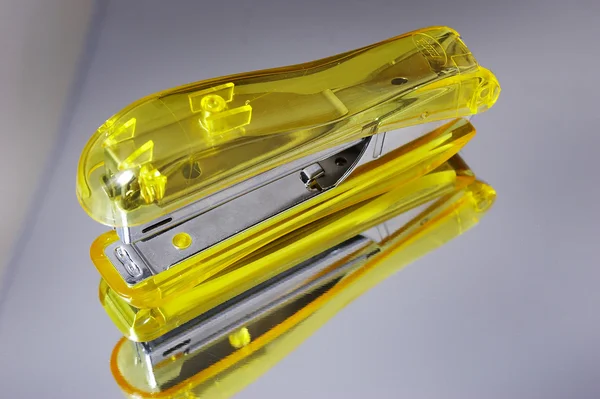 Жовтий степлером — стокове фото