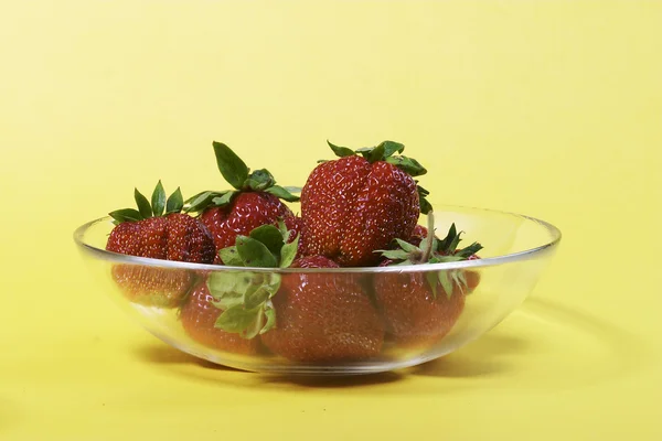 イチゴとグラス ボウル — Stockfoto