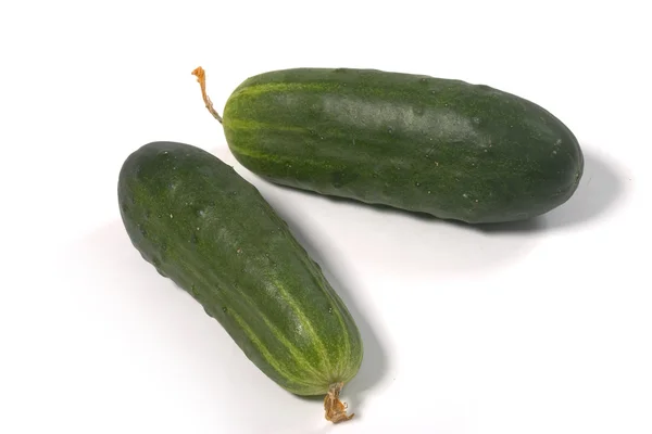 Twee geïsoleerde komkommer — Stockfoto