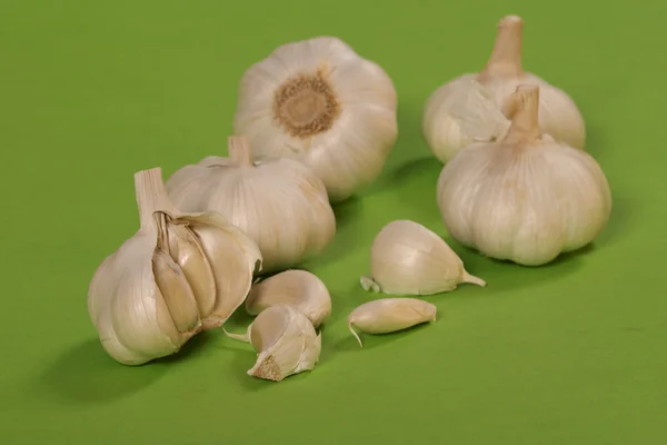 Garlic over green — Stock Photo, Image