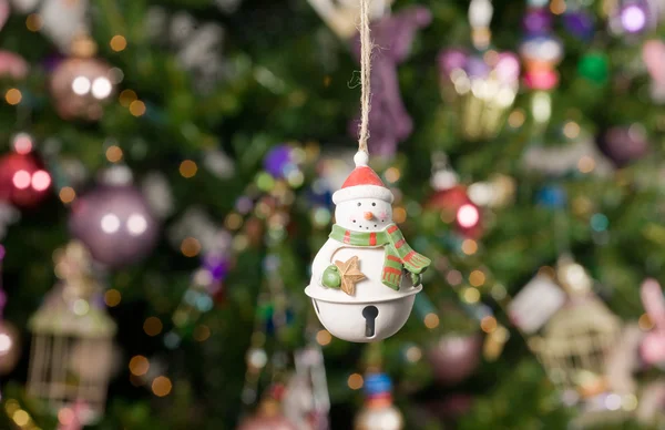 Muñeco de Navidad - muñeco de nieve con árbol y l —  Fotos de Stock