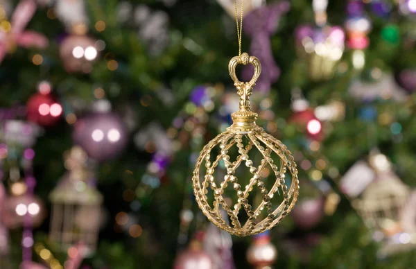 Χριστούγεννα παιχνίδι - μπάλα με πράσινο δέντρο και — Φωτογραφία Αρχείου