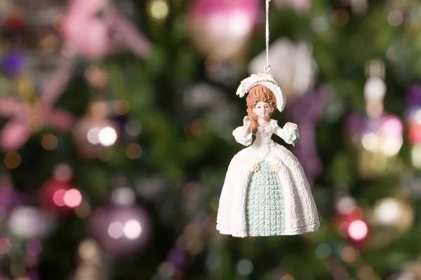 Boneca de Natal com árvore e luzes em b — Fotografia de Stock