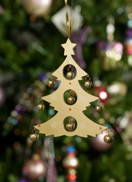 Рождественская игрушка - деревянная елка с зеленым т — стоковое фото