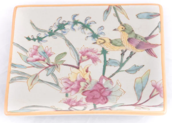 Kuşlar ve çiçekler ile beyaz kare tabak — Stok fotoğraf