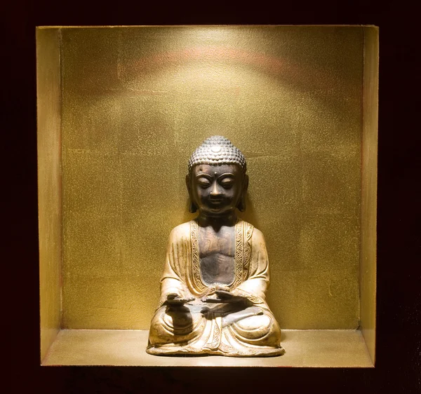 Buddha-Statue auf Sims mit Oberlicht — Stockfoto