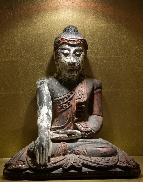 Άγαλμα του budha σε προεξοχή με άνω ηλεκτρικό — Φωτογραφία Αρχείου