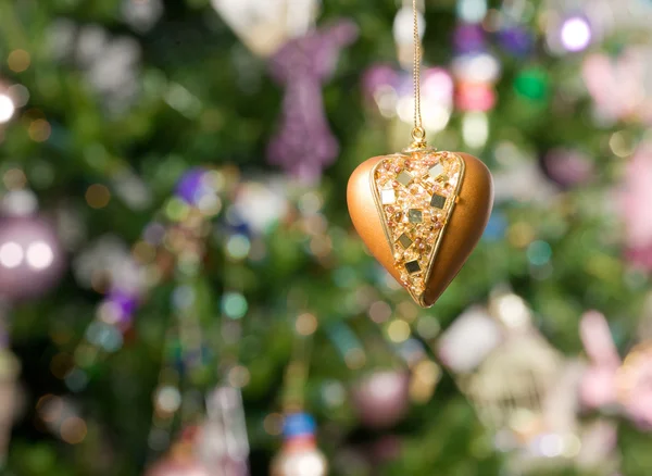 Рождественская игрушка - красивое сердце с tr — стоковое фото