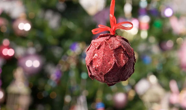 Brinquedo de Natal - bola vermelha com árvore verde — Fotografia de Stock
