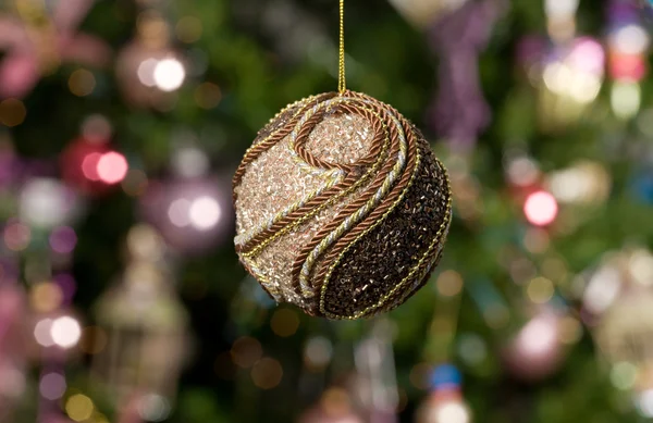 Χριστούγεννα παιχνίδι - όμορφη μπάλα με δέντρο — Φωτογραφία Αρχείου