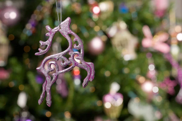 Рождественская игрушка - олень с елкой и светом — стоковое фото
