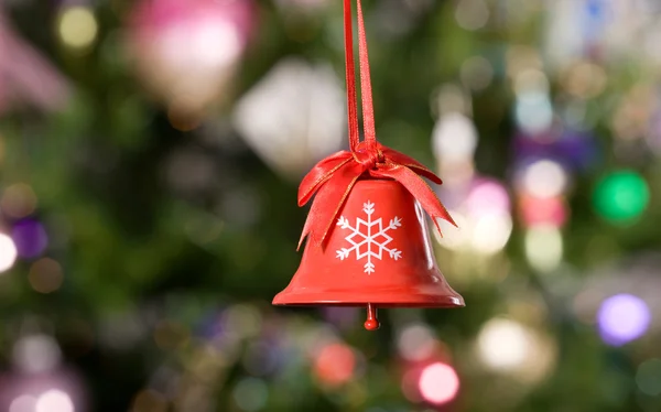 Χριστούγεννα κουδούνι με το δέντρο και φώτα σε β — Φωτογραφία Αρχείου