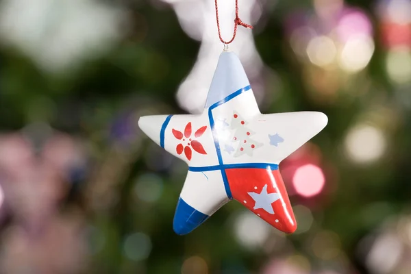 Estrela de Natal com árvore e luzes em b — Fotografia de Stock
